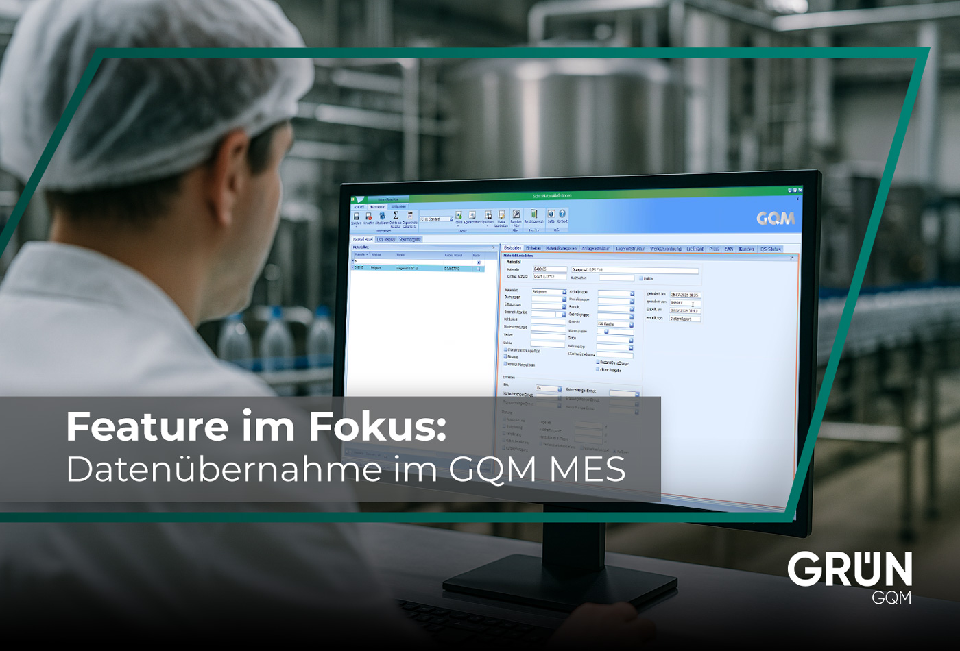 Mitarbeiter in Produktionshalle überwacht Datenübernahme im GQM MES