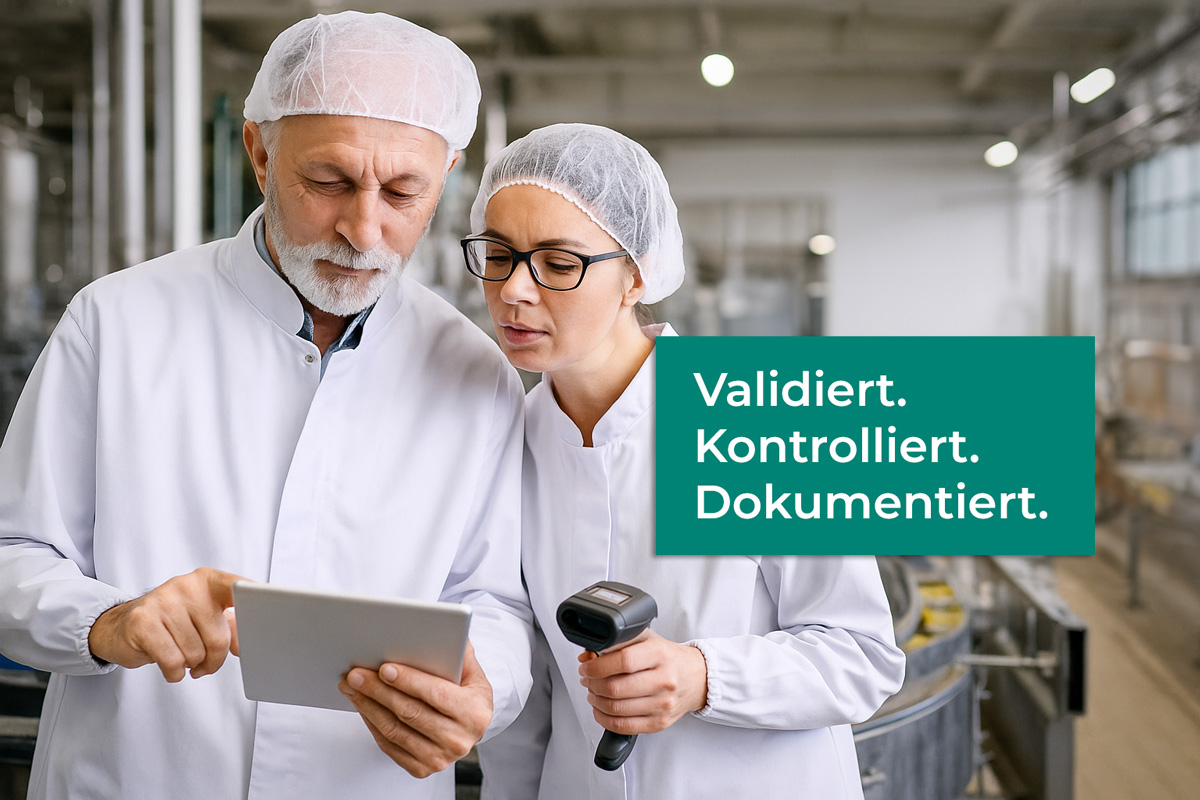 Mitarbeiterin in Produktionshalle hält Scanner zur Kontrolle der Datenübernahme im GQM MES.
