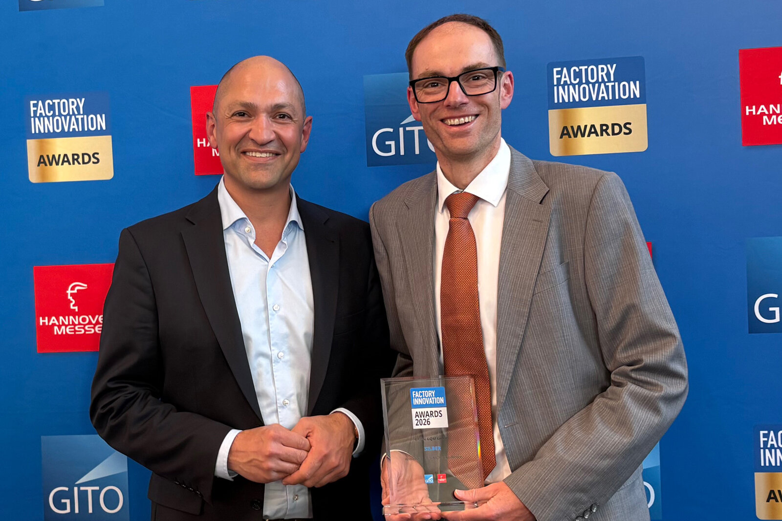 Michael Reithmeier (rechts) mit dem Silber Award bei Factory Innovation Auszeichnungen 2026