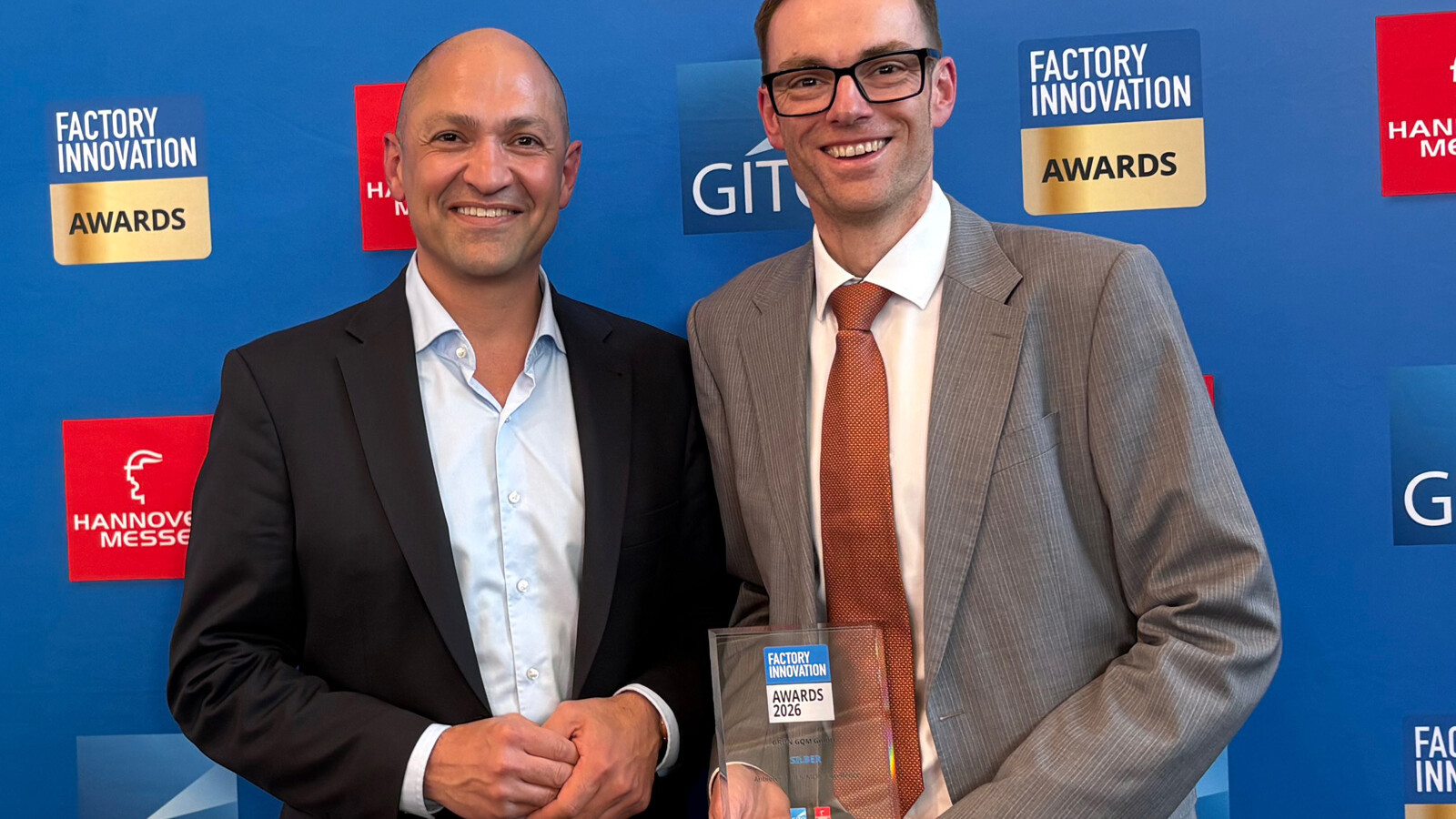 Michael Reithmeier (rechts) mit dem Silber Award bei Factory Innovation Auszeichnungen 2026