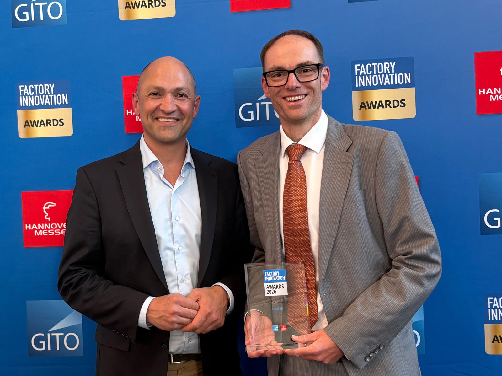 Michael Reithmeier (rechts) mit dem Silber Award bei Factory Innovation Auszeichnungen 2026