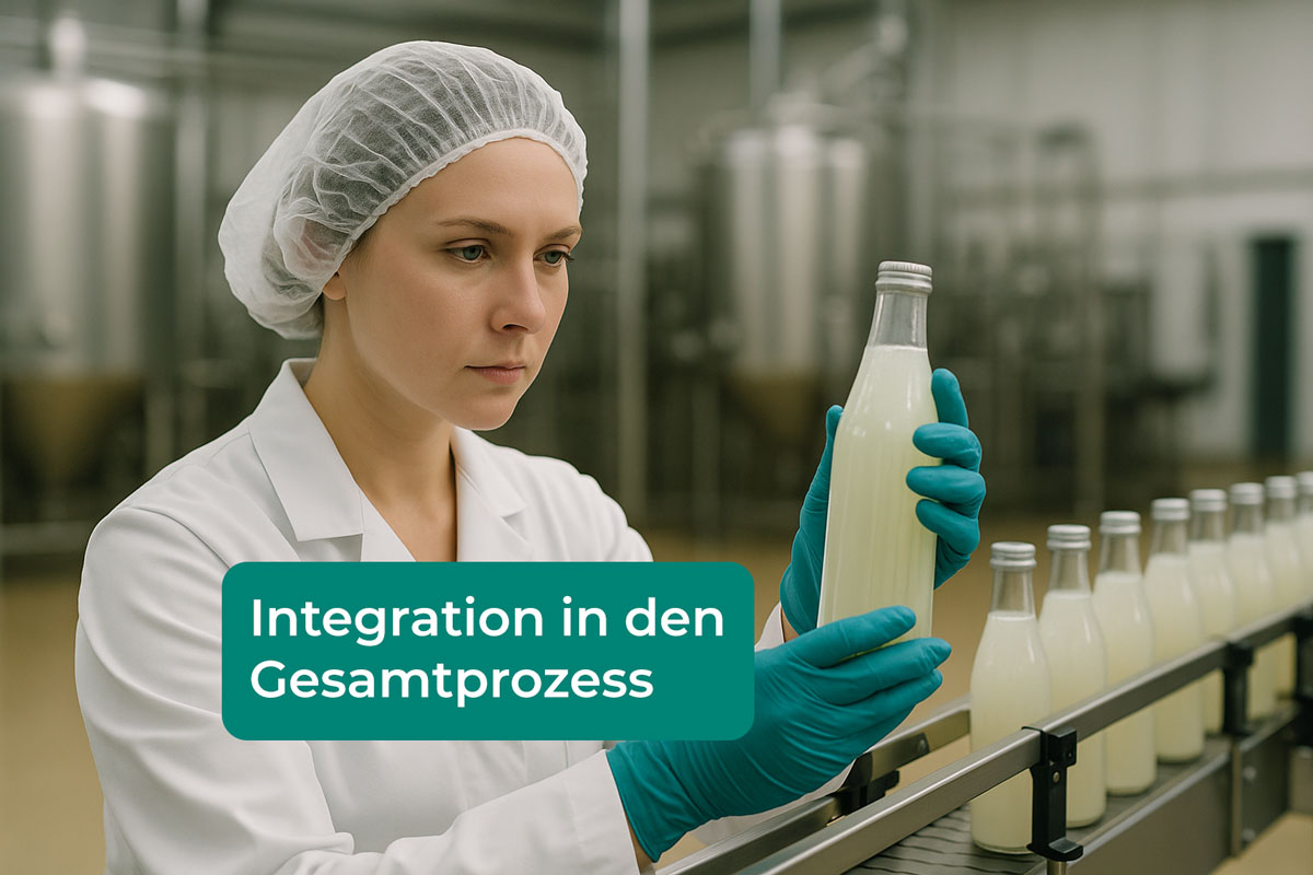 Mitarbeiterin prüft Produkt in Lebensmittelproduktion