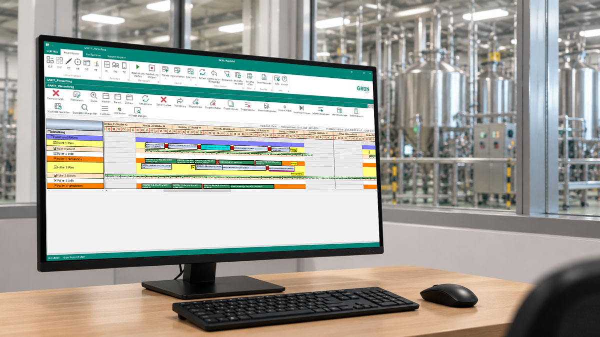 Monitor im Produktionsbüro zeigt die GRÜN GQM MES Plantafel mit Gantt-Planung zur Liniensequenzoptimierung