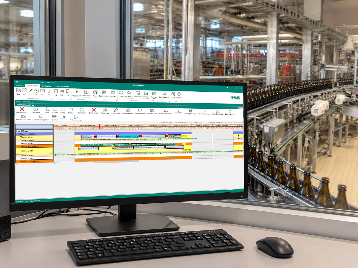 GR&Uuml;N GQM MES mit grafischer Produktionsplanung auf einem Monitor vor einer Flaschenabf&uuml;llanlage in einer Brauerei