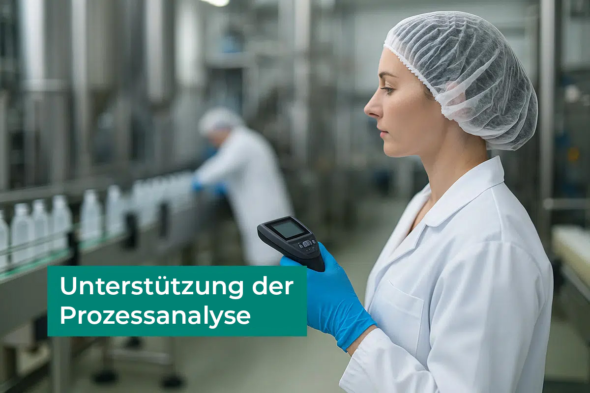 Mitarbeiterin der Qualit&auml;tssicherung mit Handscanner in der Lebensmittelproduktion