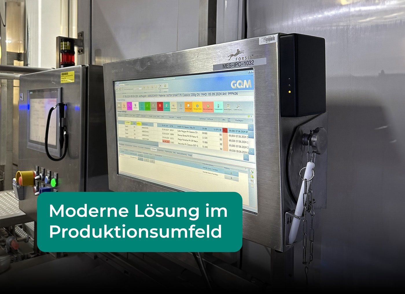 Edelstahlschrank mit Forsis Industrieterminal im Produktionsumfeld